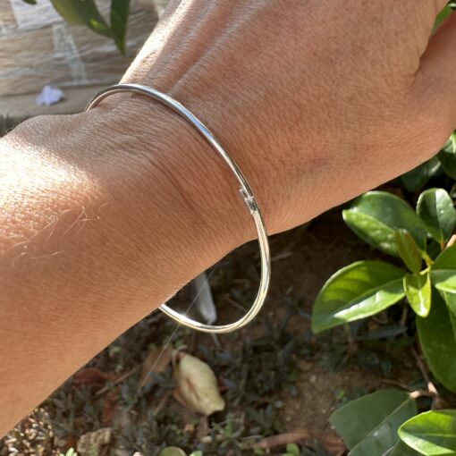 Bracciale rigido tubolare